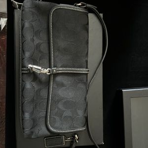 COACH BLK SMALL BAG VNTG ONE OWNER .